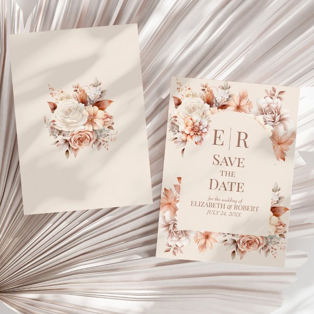 Convite Boho Mousse Floral Monograma de Casamento Salve a  (Boho Floral Mousse Monogram Wedding Save the Date Invitation on a sunny neutral dry palm leaf.)