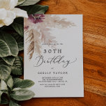 Convite Boho Pampas Grass aniversário de 30 anos<br><div class="desc">Este convite de aniversário de 30 anos de grama boho pampas é perfeito para uma festa de aniversário de verão. O design de aquarela floral apresenta uma burgundia boêmica e flores cor-de-rosa pinceladas com ranhuras de erva-pampas neutra e folhas de palma secas de ouro.</div>