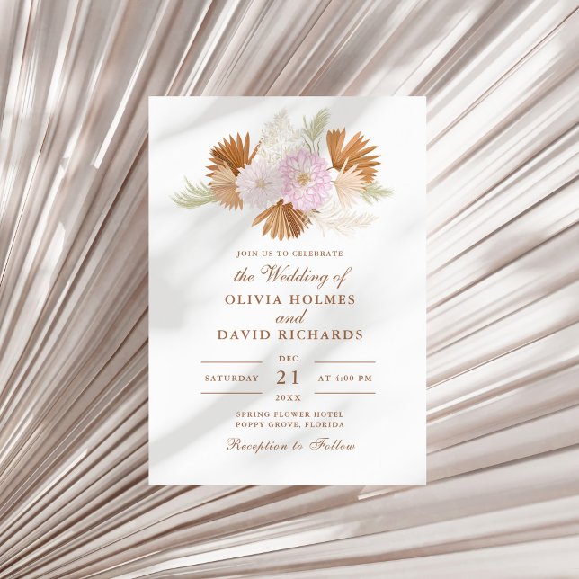 Convite Boho Terracota Grama das Pampas e Flores Casamento (Boho Terracotta Pampas Grass and Flowers Wedding Invitation on a sunny neutral dry palm leaf.)