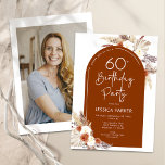 Convite Boho Terracotta Arch Foto 60º Aniversário<br><div class="desc">60º convite de aniversário em terracotta queimou laranja e branco. Belo design minimalista moderno com sotaques botânicos pintados à mão. Apresenta capim de pampas, folhas, rosas e fontes de script de tipografia. Tendy Bohemian estilada tema do deserto perfeito para outono, inverno, primavera ou verão. Você pode escolher convites impressos e/ou...</div>