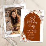 Convite Boho Terracotta Arch Photo aniversário de 30 anos<br><div class="desc">convite de festas em terracotta queimou laranja e branco. Belo design minimalista moderno com sotaques botânicos pintados à mão. Apresenta capim de pampas, folhas, rosas e fontes de script de tipografia. Tendy Bohemian estilada tema do deserto perfeito para outono, inverno, primavera ou verão. Você pode escolher convites impressos e/ou fazer...</div>