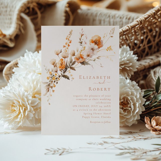 Convite Boho Terracotta Burnt Orange Wildflower Casamento (Boho Terracotta Burnt Orange Wildflowers Wedding Invitation on a table with a boho flower bouquet.)