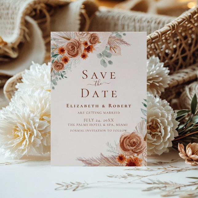 Convite Boho Terracotta Floral Pampas Grama Salve a Data (Boho Terracotta Floral Pampas Grass Save the Date Invitation on a sunny table with boho flowers)