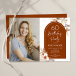 Convite Boho Terracotta Foto 60th Birthday<br><div class="desc">Foto 60º Convite de aniversário em terracotta queimou laranja e branco. Belo design minimalista moderno com sotaques botânicos pintados à mão e sua foto. Apresenta capim de pampas, folhas, rosas e fontes de script de tipografia. Tendy Bohemian estilada tema do deserto perfeito para outono, inverno, primavera ou verão. Você pode...</div>