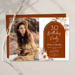Convite Boho Terracotta Photo aniversário de 30 anos<br><div class="desc">Convite de festas fotográfico em terracotta queimou laranja e branco. Belo design minimalista moderno com sotaques botânicos pintados à mão e sua foto. Apresenta capim de pampas, folhas, rosas e fontes de script de tipografia. Tendy Bohemian estilada tema do deserto perfeito para outono, inverno, primavera ou verão. Você pode escolher...</div>
