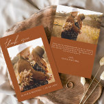 Convite Boho Wedding Obrigado Foto Minimalista<br><div class="desc">Celebre o amor e a gratidão com o nosso casamento do Orçamento Obrigado Cartões, desenhados para complementar a sua celebração minimalista de casamento. Estes cartões apresentam uma foto personalizada na frente e no verso, capturando os momentos queridos do seu dia especial. A elegante e escrita cursiva tipografia acrescenta um toque...</div>