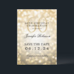 Convite Bokeh 60th Birthday Dourado Guarde a Data com Deta<br><div class="desc">Design de "60ª Festa de aniversário" elegante com luzes Bokeh e nome personalizado   texto de detalhes. Fácil de usar e fácil de personalizar. Faça o pedido hoje!</div>