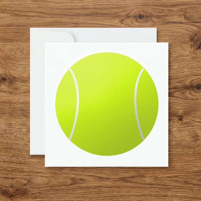 Convite Bola de Tênis Quadrada de Festa com Texto Personal (Customizable tennis party invitations on wood desk. Great for tennis themed events.)
