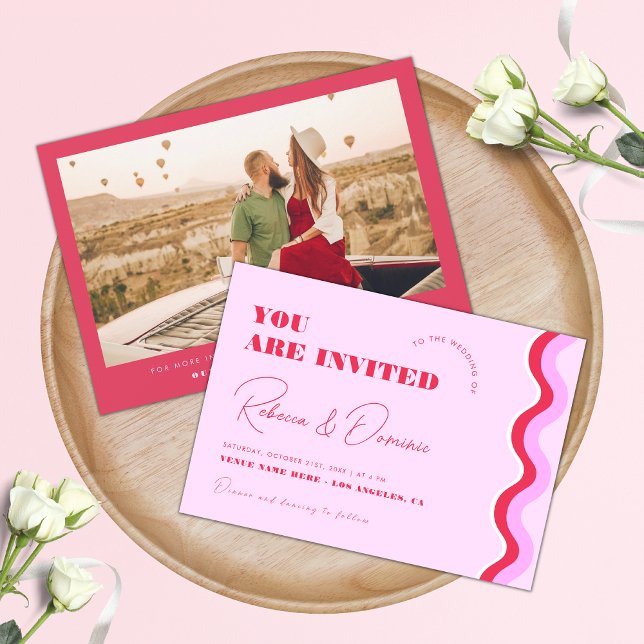 Convite Bold Retro Wavy Curvy Stripes Rosa e Casamento Ver (Criador carregado)