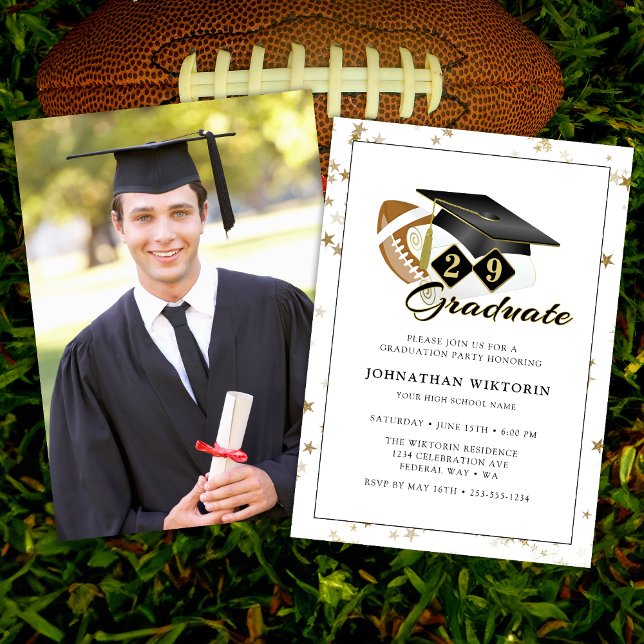 Convite Boné de formatura clássico - Foto Dourada de futeb (Classic Graduation Cap Black Gold Football Photo Invitation)