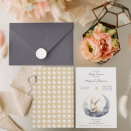 Convite Boneco de bebê bonito em uma lua com Chá de fralda