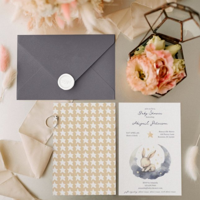 Convite Boneco de bebê bonito em uma lua com Chá de fralda (Criador carregado)