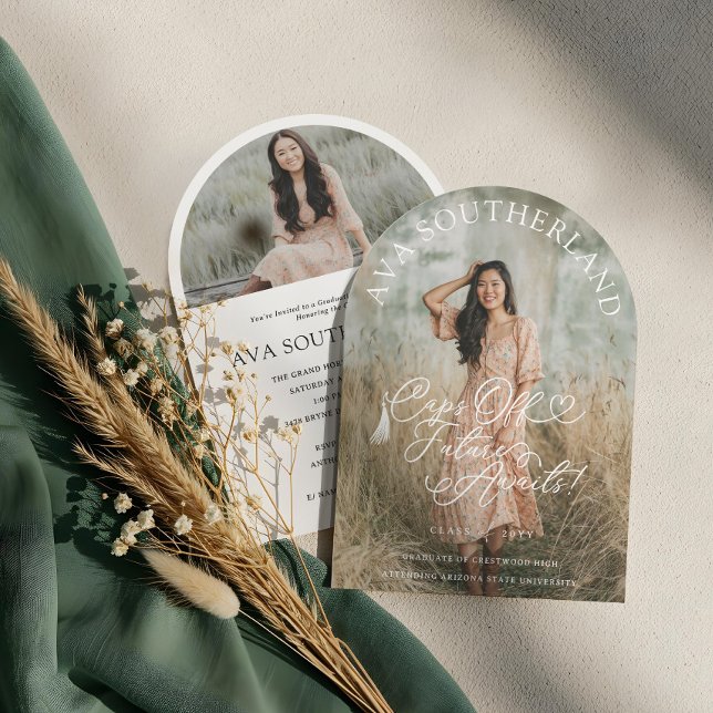 Convite Bonés Elegantes Esperam O Futuro! Foto de Graduaçã (Elegant Caps Off Future Awaits! Graduation Photo Invitation)