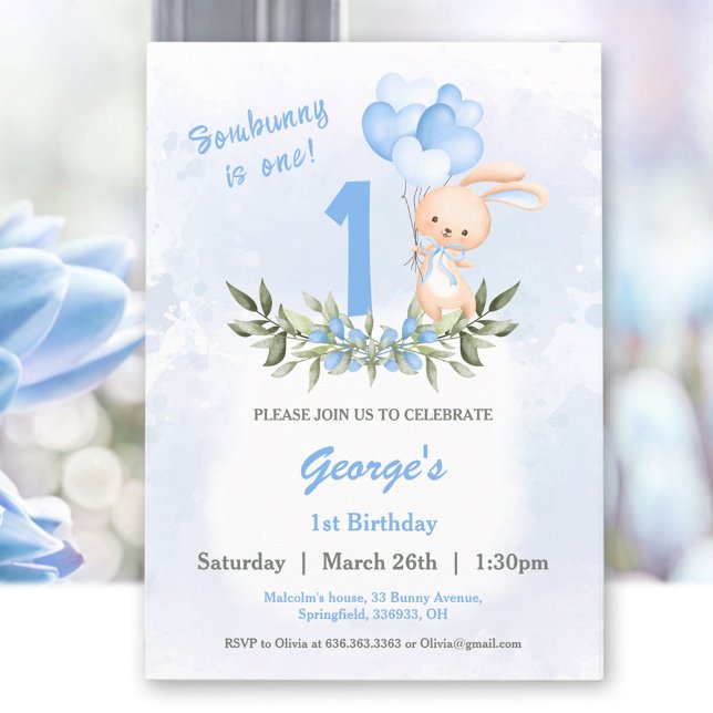 Convite Bonito primeiro aniversario Coelhinho Azul Verde (Cute Bunny Blue Greenery 1st Birthday Boy Invitation)