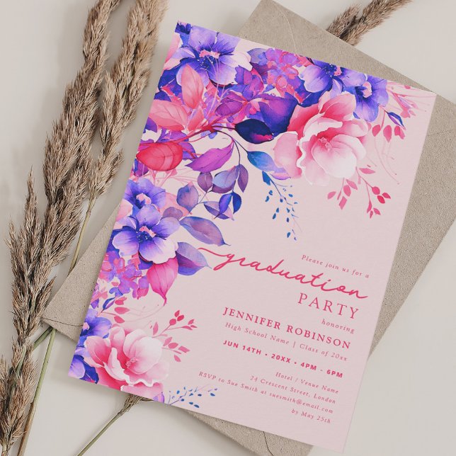 Convite Bonito Púrpura de Graduação Floral do Jardim Chic (Pretty Chic Purple Garden Floral Graduation Blush Invitation)