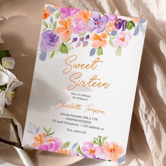 Convite Bonito roxo laranja floral doce 16 (Pretty purple orange floral script sweet 16 invitation)