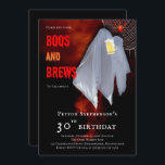 Convite Boos e Breve aniversário de 30 anos do Fantasma do<br><div class="desc">Fantasma "Boos e Brews" segurando um design de aniversário de 30 anos de cerveja. Design composto por Designs Holiday Hearts.</div>
