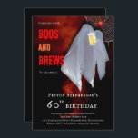 Convite Boos e Brews Fantasma na 60ª Festa de aniversário<br><div class="desc">Fantasma "Boos e Brews" segurando uma caneca de cerveja de cerveja 60ª Festa de aniversário. Design composto por Designs Holiday Hearts.</div>