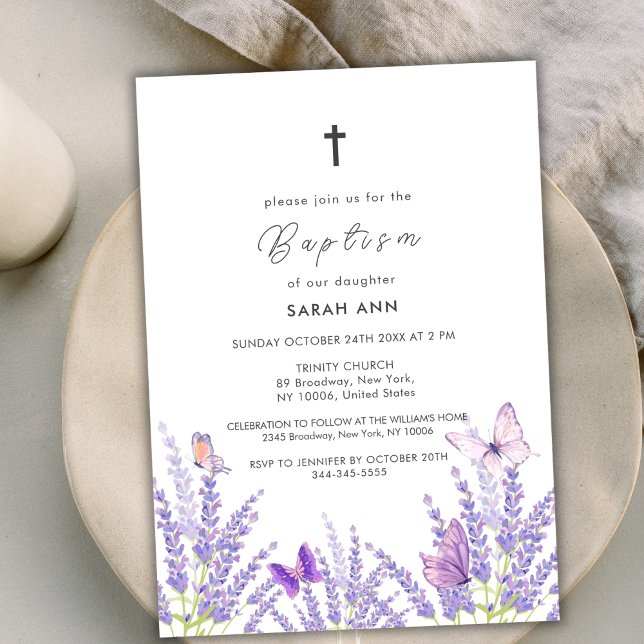 Convite Borboleta de Lavanda Suave Whimsical Atravessa o b (Whimsical Soft Lavender Butterfly Cross Baptism Invitation)
