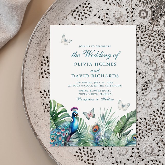 Convite Borboletas de Noiva com Penas de Pavão Tropical (Tropical Peacock Feathers Butterflies Wedding Invitation on a neutral boho plate.)