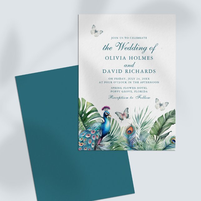 Convite Borboletas de Noiva com Penas de Pavão Tropical (Tropical Peacock Feathers Butterflies Wedding Invitation on a white table.)
