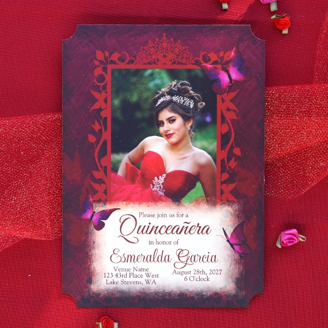 Convite Borda Vermelha Elegante Quinceanera (Elegant Ruby Red Quinceanera Invitation with Decorative Butterfly Photo Frame)