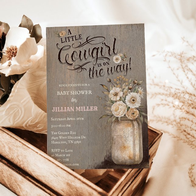 Convite Botas de Cowgirl do Oeste Selvagem do Chá de frald (A little cowgirl is on the way with floral mason jar vintage distressed wood invitation)