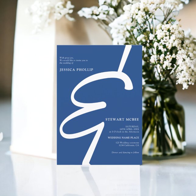 Convite Branca azul-escura, tudo em um casamento de caligr (Bold blue white all in one calligraphy wedding invitation)