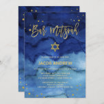 Convite Brilhante Bar Azul e Faux Dourado Mitzvah<br><div class="desc">Esses convites coloridos e modernos do Bar Mitzvah apresentam uma tendência de fundo azul-aquarela azul-motriz com falso roteiro dourado manuscrito,  Estrela de David e sotaques.</div>