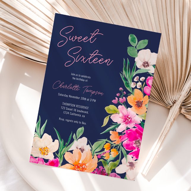Convite Brilhante guião de flores silvestres Doce 16 (Bright bold wild flowers script Sweet 16 Invitation navy blue)