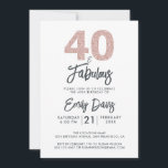 Convite Brilhante rosa 40 e fabuloso | ANIVERSÁRIO DE 40 A<br><div class="desc">Um convite para fotos chique, elegante e aniversário de 40 anos que você pode personalizar e enviar para a sua festa da quadragésima festa de aniversário. As palavras "40 e Fabuloso" em brilho preto-e-branco-rosa são definidas com caligrafia elegante e tipografia moderna. Desenvolvido exclusivamente para você pelo Happy Dolphin Studio! @felydolphinstudio...</div>