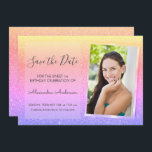 Convite Brilhante rosa e roxa Doce 16 Salve a data<br><div class="desc">Mouse rosa e roxo Rainbow Pastel Sparkle Glitter Doce Dezesseis Monogramas Nome e Salva Inicialmente o Convite Fotográfico de Festa de aniversário de Data. Esta imagem para salvar o convite de data é perfeita para a Festa de aniversário Sparkle Glitter Sweet 16 que procura celebrar no estilo. Você pode atualizar...</div>