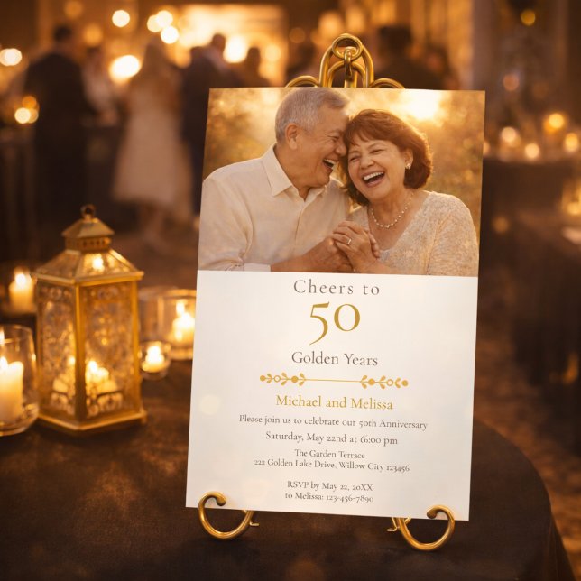 Convite Brindes Românticos aos 50 Anos Dourados (Elegant gold anniversary invite displayed at a romantic candlelit venue entrance)