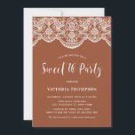 Convite Brocade Branca Lace Terracotta Doce 16 Festa<br><div class="desc">Convide convidados para o seu evento com este convite de festas 16 doce e personalizável. Ele apresenta uma elegante garland de rendas brocadas em um fundo de terracota. Personalize adicionando seus detalhes. Este doce convite de 16 lugares é perfeito para qualquer tema ou estação de eventos.</div>