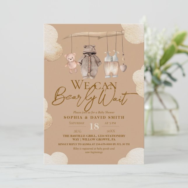 Convite Brown Bear Clothes Baby Shower Invitation (Em pé/Frente)
