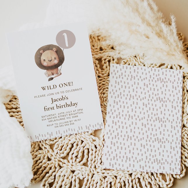 Convite Brown Modern Safari Lion Wild Um primeiro aniversa (Modern minimalist wild one safari lion and balloon 1st birthday invitation in natural tones.)