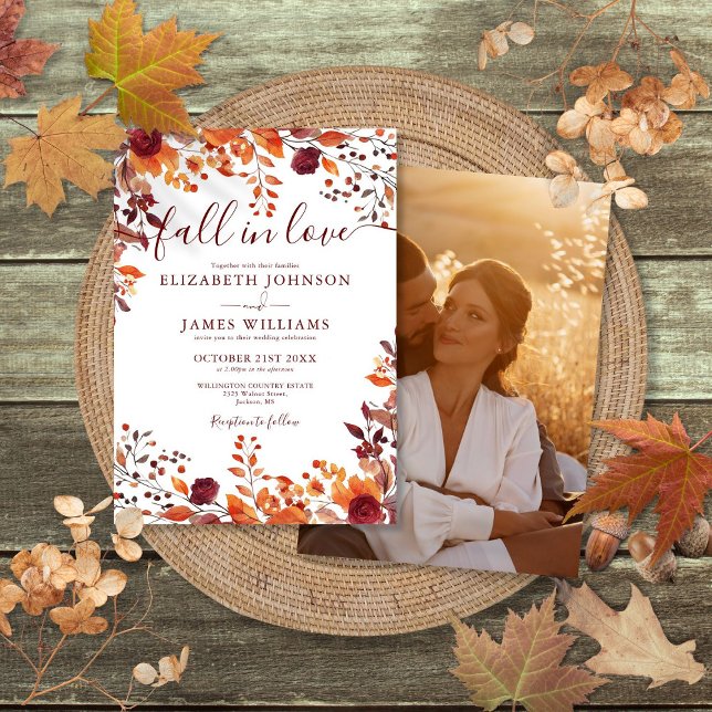 Convite Burgundy Cai No Amor Autumn Foto Floral Casamento (Burgundy Fall In Love Autumn Floral Photo Wedding Invitation)