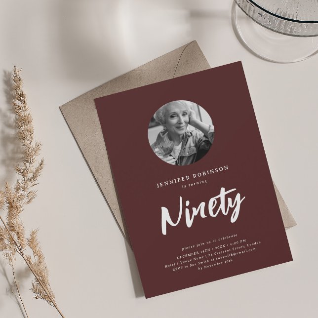 Convite Burgundy de Festa de aniversário de Foto com Scrip (Minimal Script Photo 90th Birthday Party Burgundy Invitation)