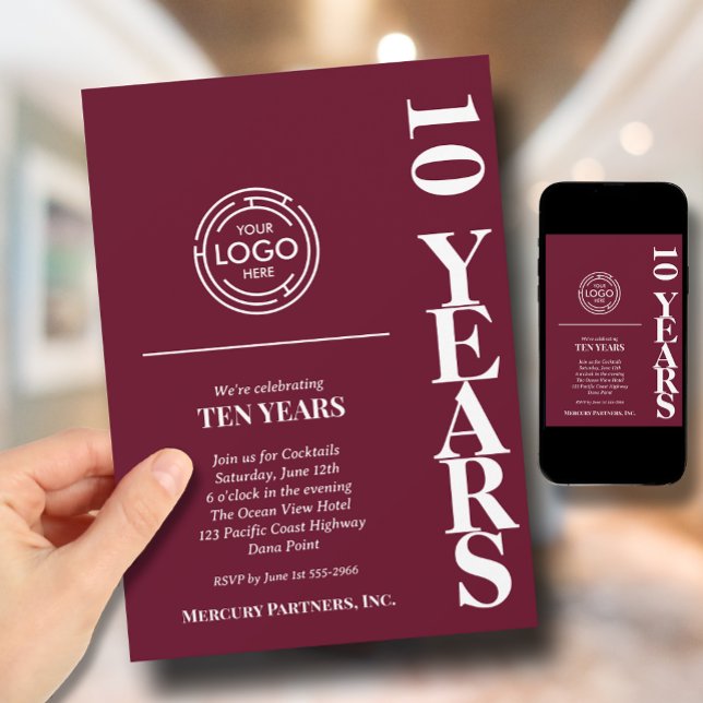 Convite Burgundy do aniversário do logotipo comercial (Burgundy business anniversary invitations feature your business logo at the top)