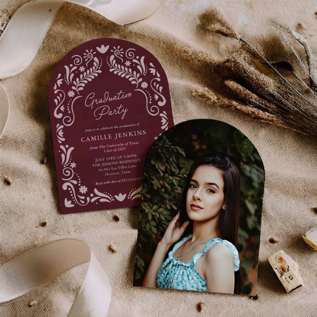Convite Burgundy Fiesta Graduation Party Arch Photo (Criador carregado)