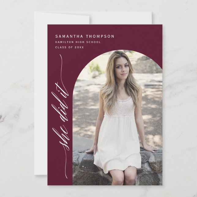 Convite Burgundy Mínimo Ela Fez Uma Foto De Graduação (Frente)