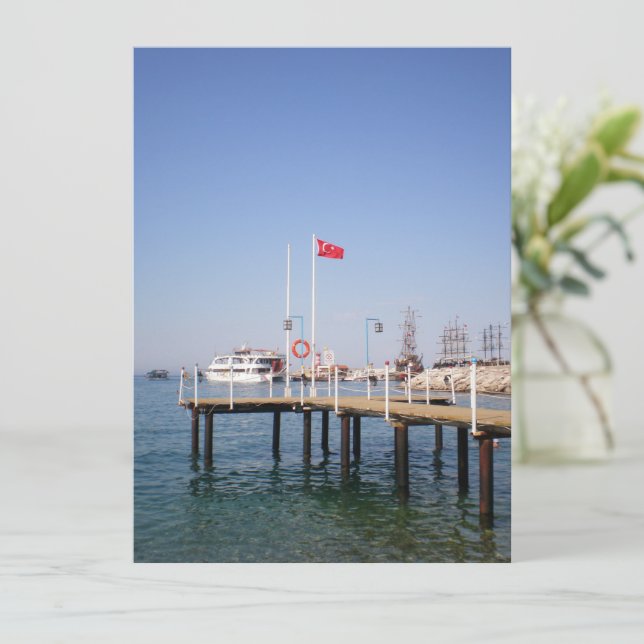 Convite Cais com vista ao mar com iate na Turquia (Em pé/Frente)