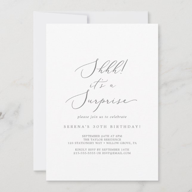 Convite Caligrafia de prata delicada É uma festa surpresa (Frente)