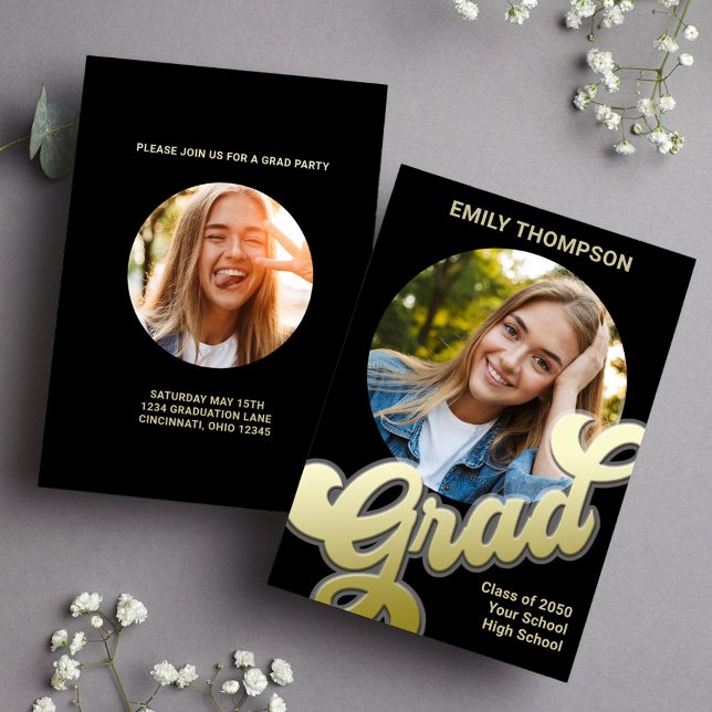 Convite Caligrafia Dourada com Na moda Moderno do formando (Graduation gold typography circle photo invitation template.)
