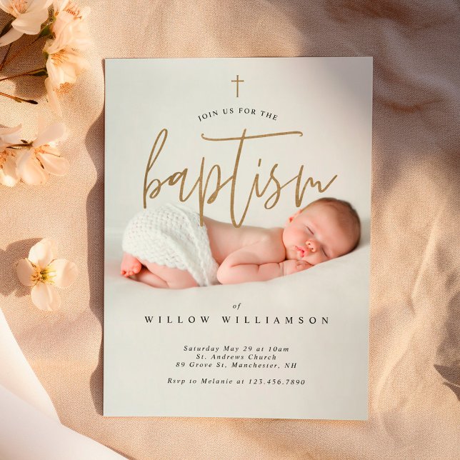 Convite Caligrafia Dourada Mínima Moderna Foto do Bebê (Modern Minimal Gold Calligraphy Baby Photo Baptism Invitation)