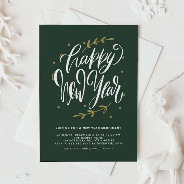Convite Caligrafia Moderna Verde e Coroa de Ano Novo Festa (Customizable green New Year party invitation featuring modern calligraphy and foliage wreath.)