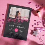 Convite Caligrafia Preta e Rosa Quente Rodoa Foto Doce 16<br><div class="desc">Convidado para comemoração de 16, 16, preto e rosa-quente, com 16, Sweet escrito em um belo roteiro de caligrafia rosa, rico com espirais no topo de uma foto da aniversariante dentro de um quadro branco fino. A formulação do convite é redigida em branco, contra fundo preto. A parte traseira apresenta...</div>