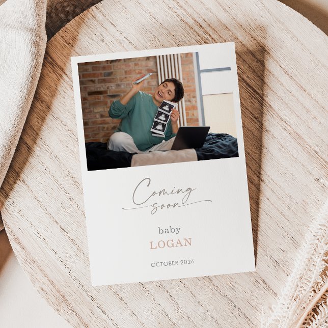Convite Calligraphy Chic Pastel Coming Soon Pregnancy Card (Criador carregado)