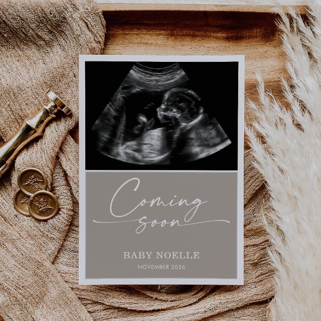 Convite Calligraphy Chic Taupe Coming Soon Pregnancy Card (Criador carregado)