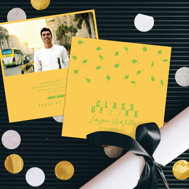 Convite Cap Toss Yellow & Green Graduation Announcement (Criador carregado)